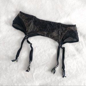 VS/ black + nude mesh garter belt
